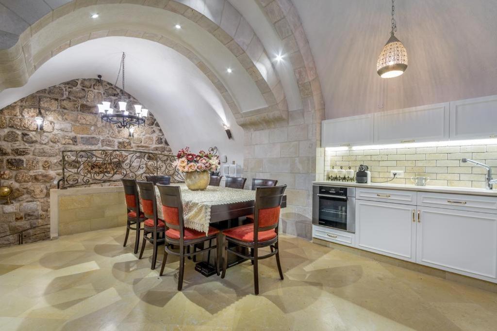 Western Wall Luxury House เยรูซาเลม ภายนอก รูปภาพ
